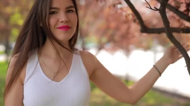 Mujer bonita con labios rosados caminando en un parque — Vídeos de Stock