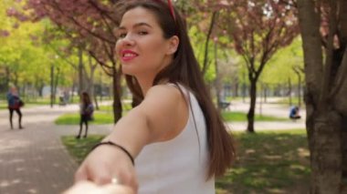 1 kişi görünümü, kadın elimi tutarak bir parkta beni takip