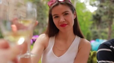 1 kişi görünümü, açık kafede kadın ile clink gözlük