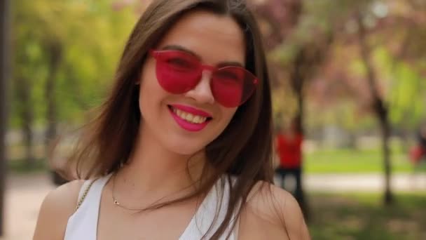 Mujer morena bonita con labios rosados soplando beso — Vídeos de Stock