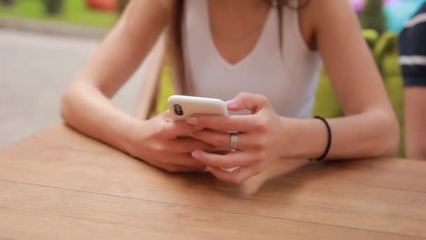 Mulher usando smartphone no café ao ar livre — Vídeo de Stock