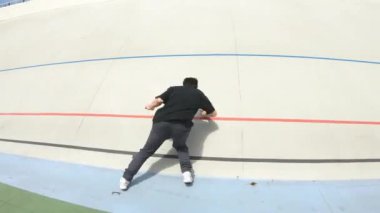 Breakdancer adam bir stadyumda flips yapmak