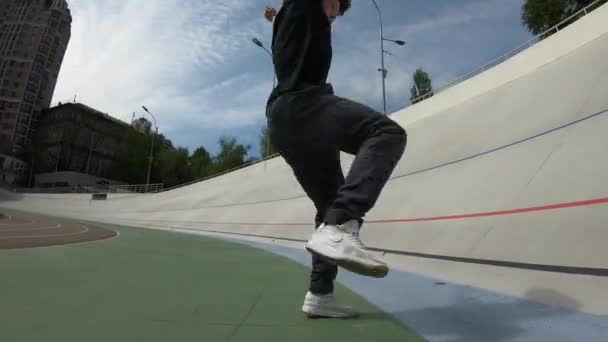 Parkour hombre hacer voltear en el estadio — Vídeo de stock