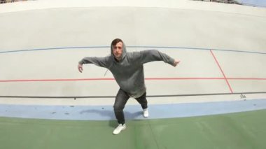 Breakdancer adam dans modern çağdaş dans