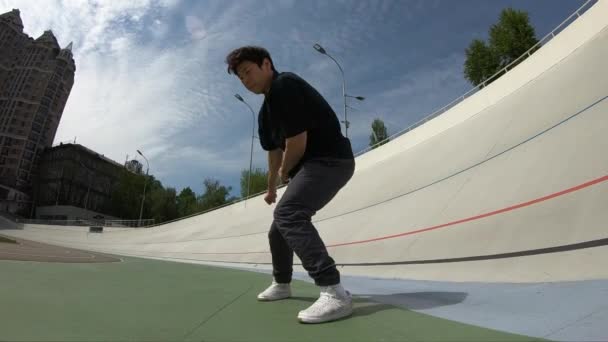 L'homme fait un retournement sur fond de ciel bleu, super ralenti — Video