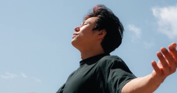 Homem meditando em uma liberdade, fundo céu azul — Vídeo de Stock