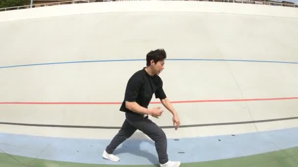 Брейкдансер танцует современный танец на стадионе — стоковое видео