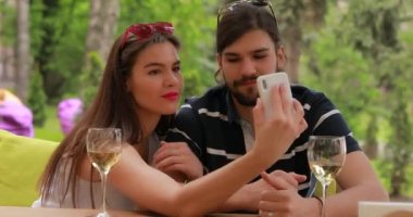 Çift tarih, erkek ve kadın masada otururken selfie yapmak