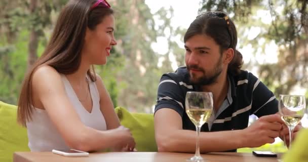 Cita en pareja, hombre y mujer hablando sentados a la mesa — Vídeo de stock