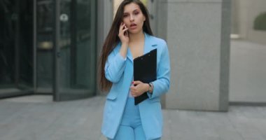 İş kadını işten sonra telefonla konuşarak eve gidiyor