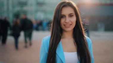 Şehir meydanında yürüyen bir kamera üzerinde flört seksi kadın
