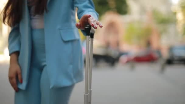 Mujer con maleta hacer gesto de espera de la mano — Vídeos de Stock