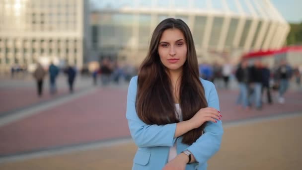 Уверенная женщина, стоящая на городской площади со скрещенными руками — стоковое видео