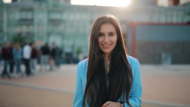 Sexy ženská flirtování na kameře na městském náměstí — Stock video