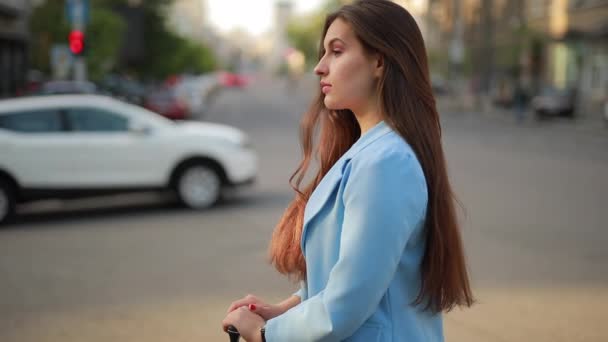 Mujer con maleta esperando taxi en la ciudad — Vídeos de Stock