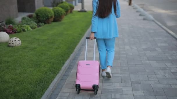 Femme d'affaires méconnaissable roule une valise va le long du trottoir — Video