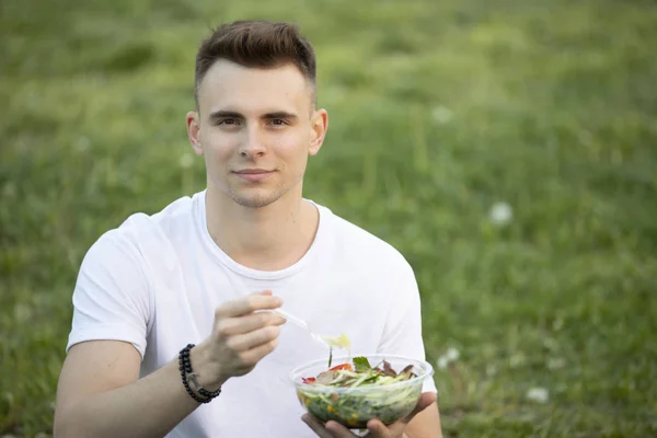 Чоловік влітку їсть свіжий салат — стокове фото