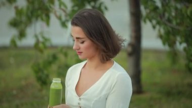 Güzel kadın açık yeşil smoothie içme