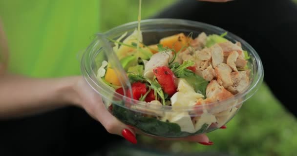 Öl in frischen Salat gießen — Stockvideo