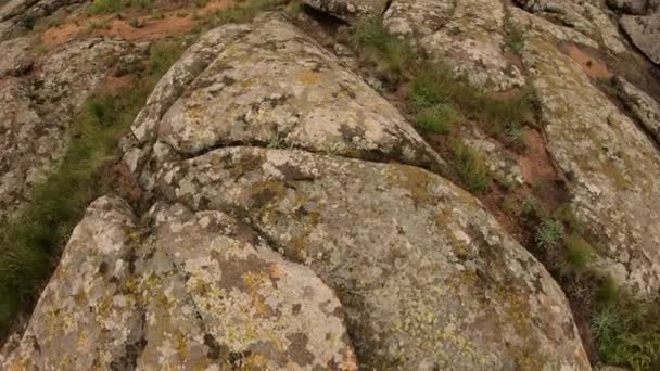 POV, senderismo turístico hombre en la colina de roca mirando a su alrededor con la mano levantada — Vídeos de Stock