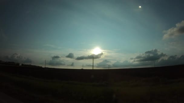 Vista a través de la ventana en el coche en movimiento, wanderlust — Vídeo de stock