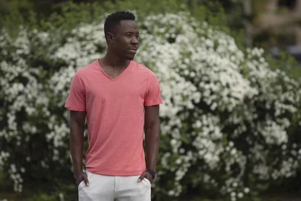 Hombre afroamericano en color coral vivo camiseta vacía — Foto de Stock