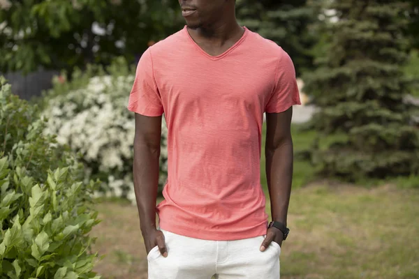 Uomo afroamericano in corallo vivo colore t-shirt vuota — Foto Stock