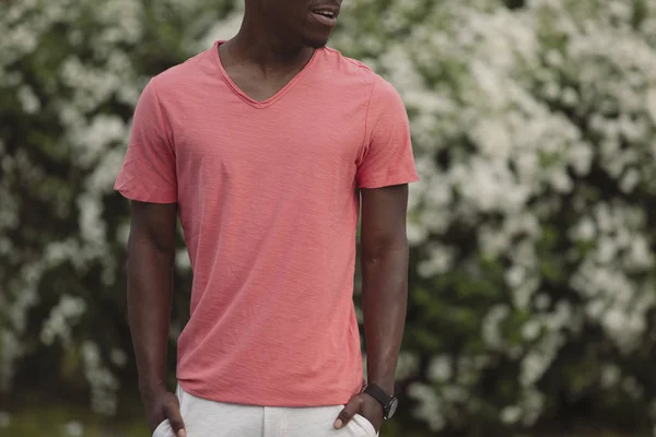 Афроамериканець людина в живих коралових колір порожній футболку — стокове фото