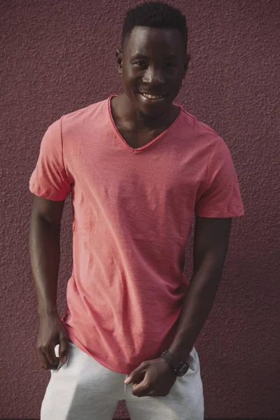 Αφρικανός Αμερικανός άνθρωπος μοντέλο θέτοντας σε άδειο Ζώντας κοράλλια t-shirt — Φωτογραφία Αρχείου