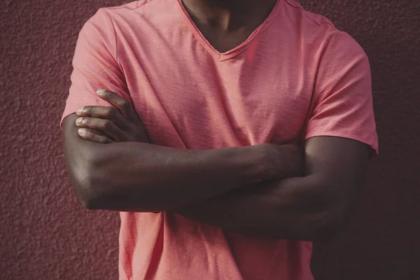살아있는 산호 티셔츠를 입은 아프리카 남자의 팔을 교차 — 스톡 사진