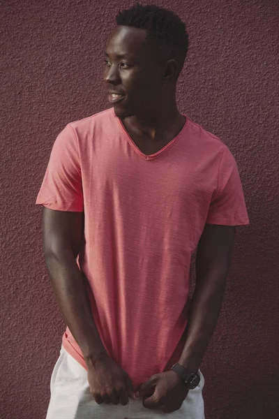 Uomo afroamericano modello in posa in corallo vivo vuoto t-shirt — Foto Stock