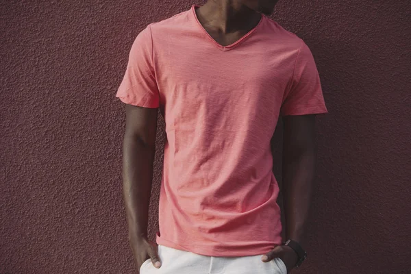 T-shirt de coral vivo vazio no corpo masculino africano — Fotografia de Stock
