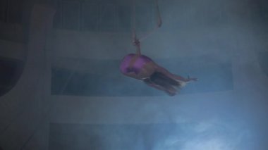 Profesyonel sirk sanatçısı sahnede müthiş dublör gösteren, etrafında duman