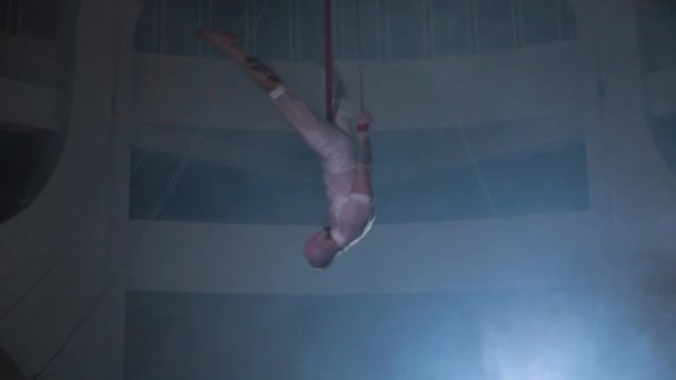 Artiste de cirque professionnel montrant cascade impressionnante sur scène, fumée autour — Video