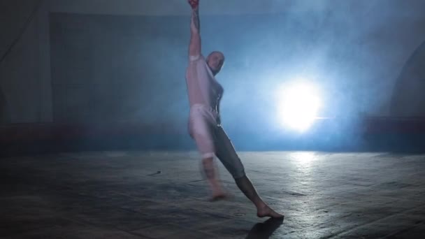 Artista de circo profesional mostrando truco impresionante en el escenario, humo alrededor — Vídeos de Stock