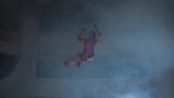 Profesionální cirkusová zpěvačka zobrazující úžasný kaskadérský stav, kouř kolem — Stock video