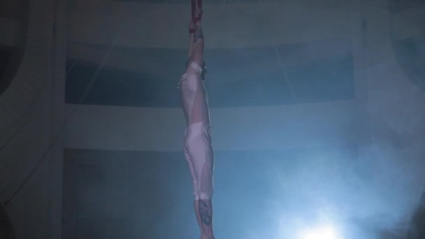 Professional circus performer showing awesome stunt on stage, smoke around — Stock Video
