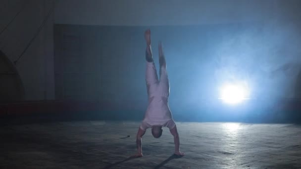 Professionelle Zirkusartistin zeigt atemberaubenden Stunt auf der Bühne, raucht herum — Stockvideo