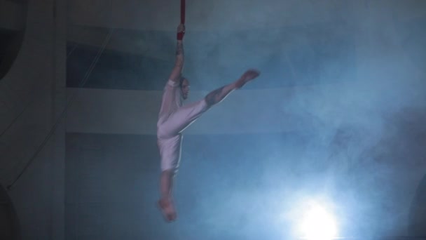 Professionele circus performer die awesome stunt op het podium toont, rook rond — Stockvideo