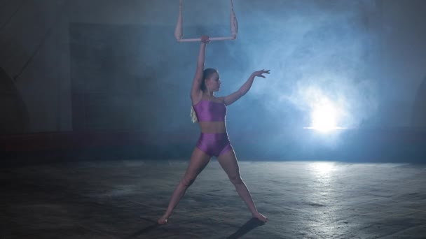 Artista de circo profesional mostrando truco impresionante en el escenario, humo alrededor — Vídeos de Stock