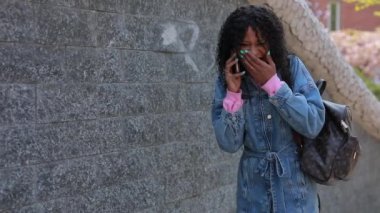 Mutlu kadın şehirde gülmek ile telefonla konuşuyor