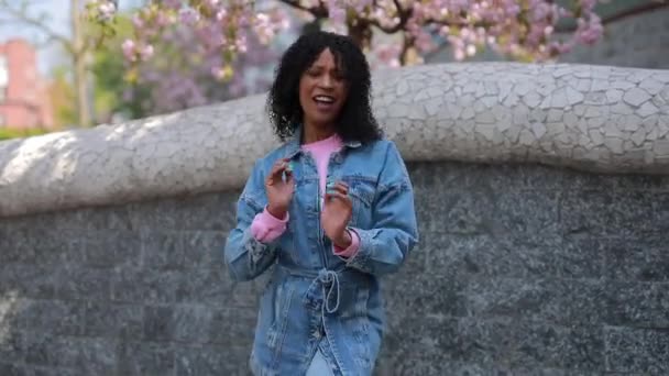 Mujer latina bailando en una ciudad disfrutando de fin de semana — Vídeos de Stock