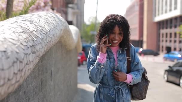 Šťastná žena, mluvící telefonem se smíchem ve městě — Stock video