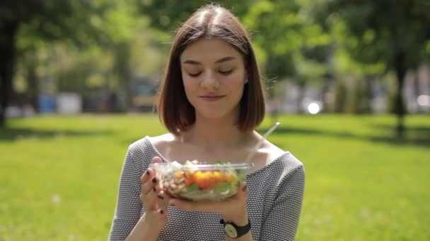 Kvinna ger mig en skål med sallad — Stockvideo