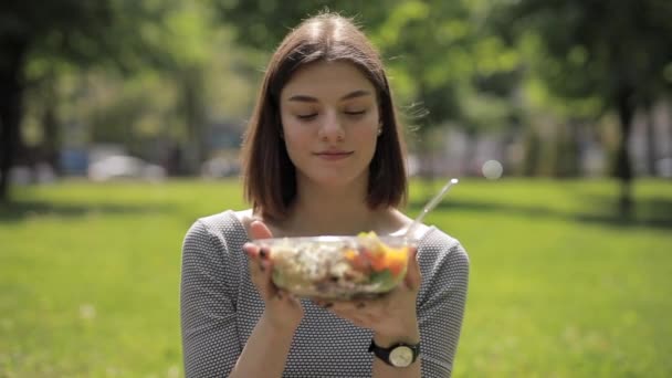 Женщина дает мне миску с салатом — стоковое видео