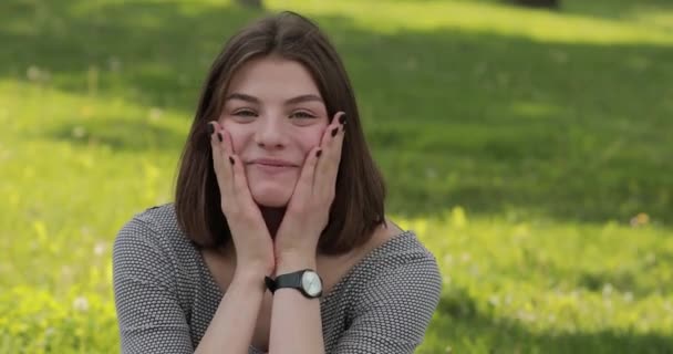 Hezká, roztomilá žena, opřená hlavou o ruce — Stock video