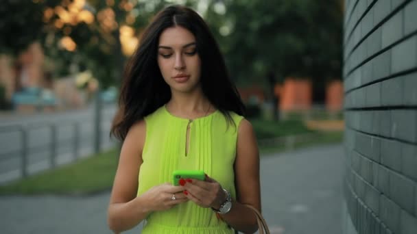 Vrouw wandelen in de stad met smartphone — Stockvideo