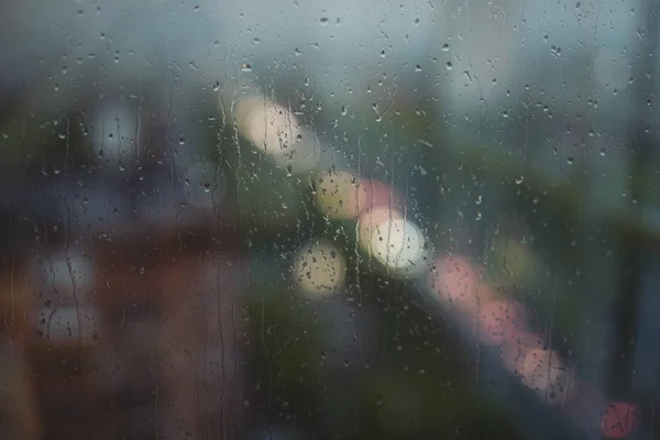 Regentropfen, Regen hinter dem Fenster, Hintergrund — Stockfoto