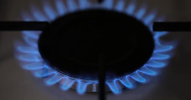 Ανάφλεξη του φυσικού αερίου σε σόμπα κουζίνας — Αρχείο Βίντεο
