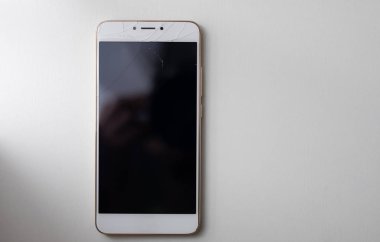 Bir masada akıllı telefonun çöktü ekranı